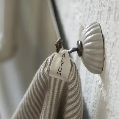 Крюк керамический white